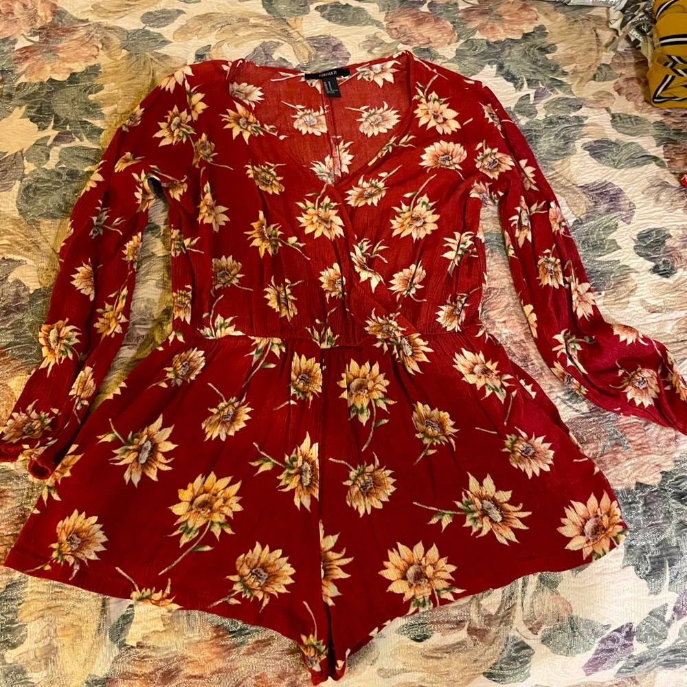 Long sleeves with elastic, can pull up elbow.
Sunflower short outfits